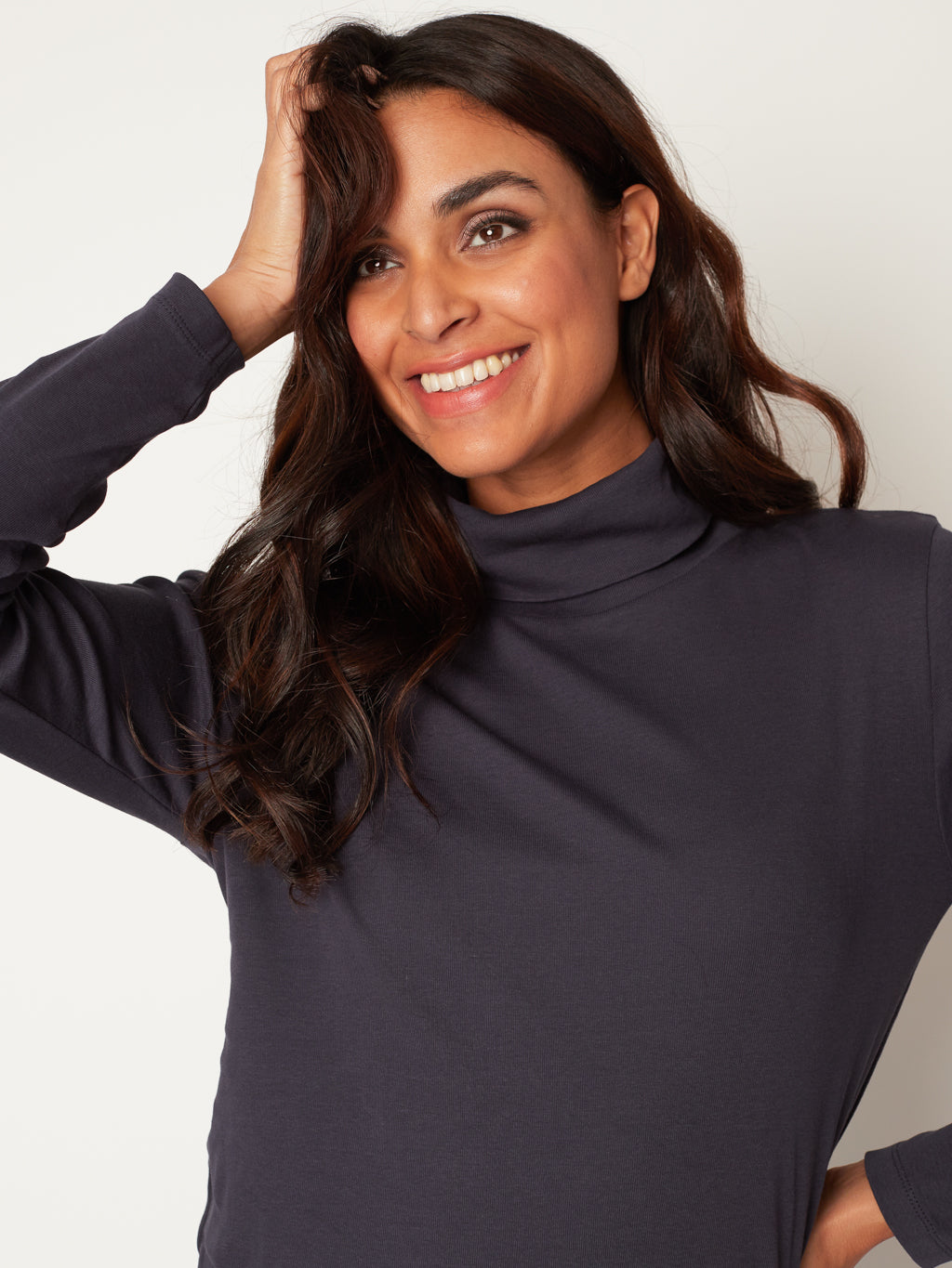 Long-sleeve semi-fitted pullover sweater