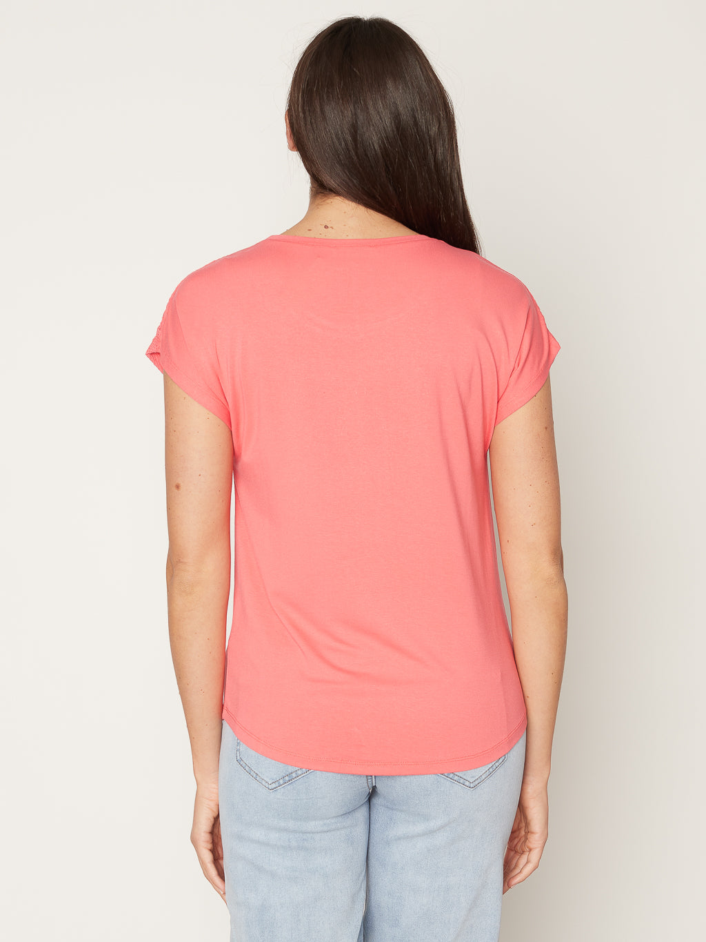 Short-sleeve semi-fitted t-shirt