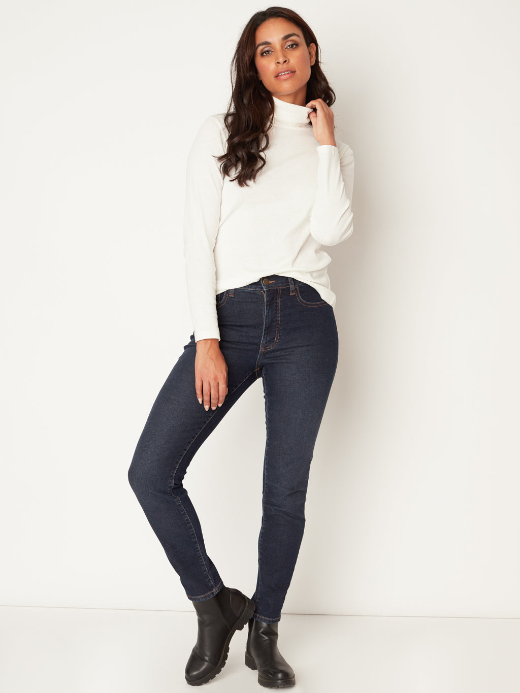 Long-sleeve semi-fitted pullover sweater