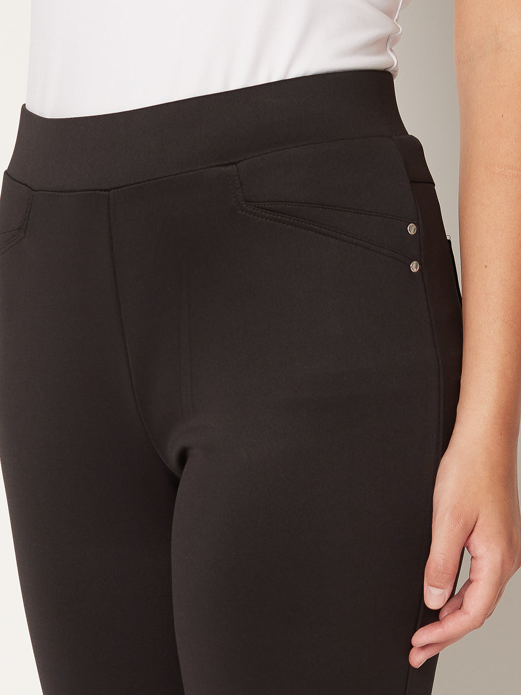 Narrow semi-fitted pull-on pant