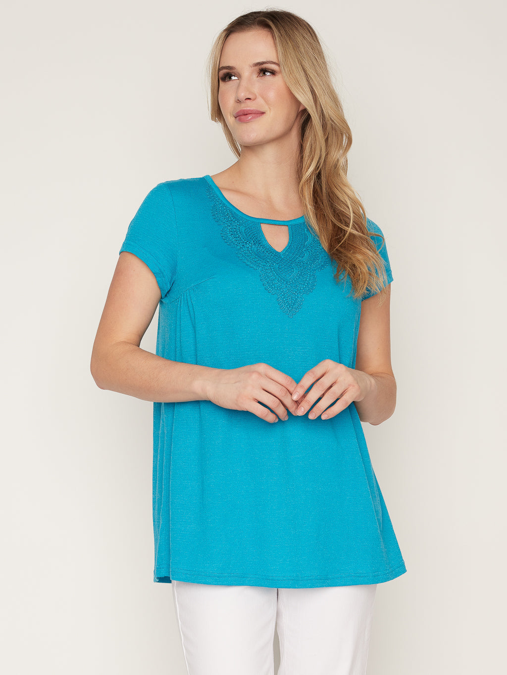 Short-sleeve semi-fitted tunic